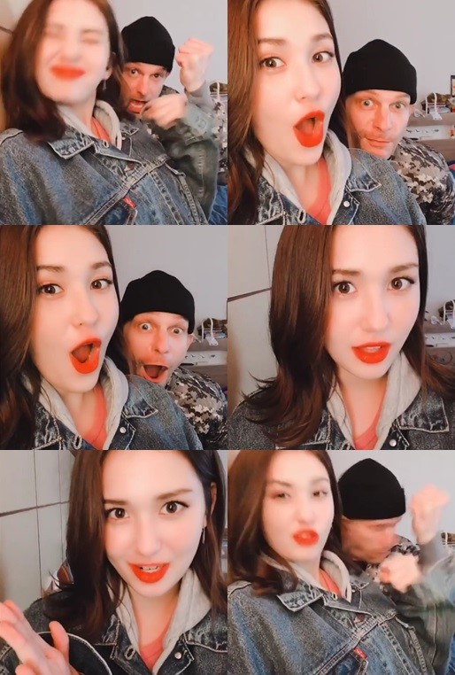 韩歌手somi全昭弥与父亲合影 帮宣传新片《猖獗》