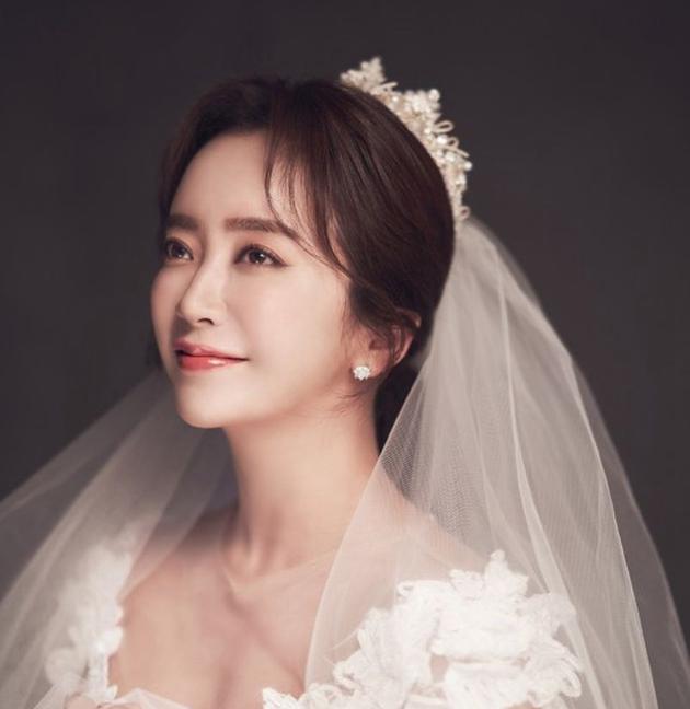 原创：韩国女艺人李叶玺在首尔南洞某酒店与男友举行婚礼