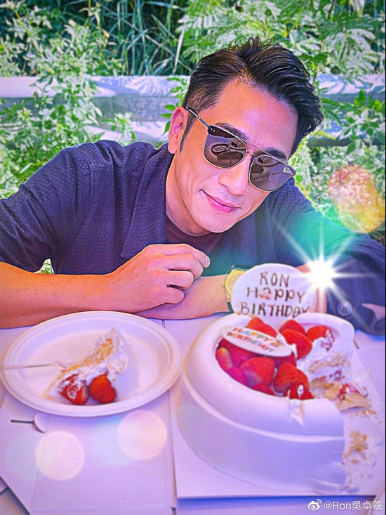 正文          吴卓羲微博截图   吴卓羲出席活动否认了与歌手菊梓乔