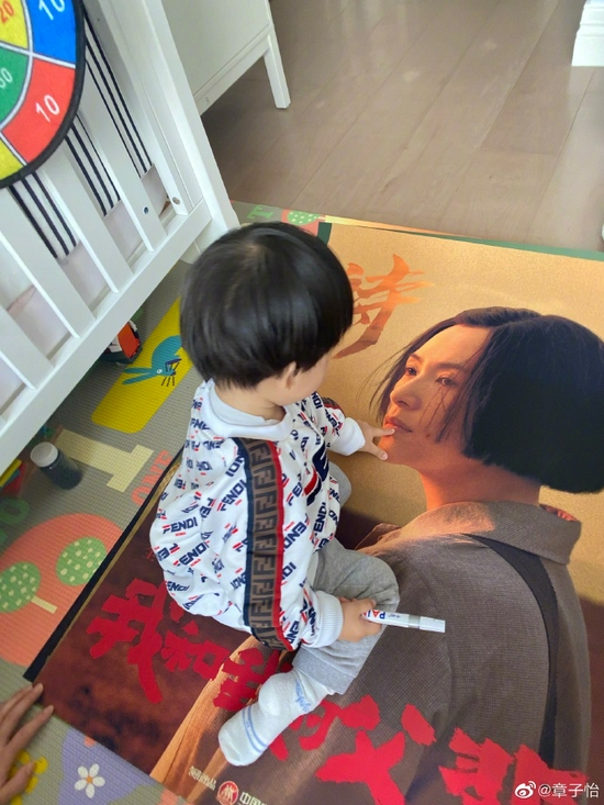 章子怡晒儿子亲自己海报照