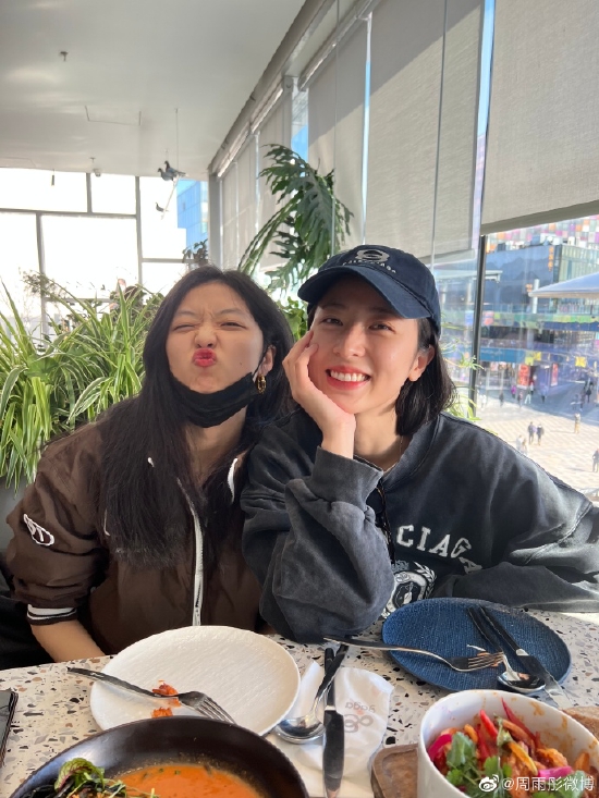 周雨彤为孙千庆生：快快乐乐平平安安健健康康