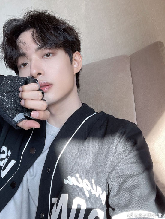 木子洋鼓励白化病小朋友建立自信