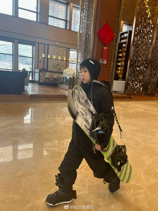 杜江晒嗯哼手持滑雪板新照:很像个高手的样子