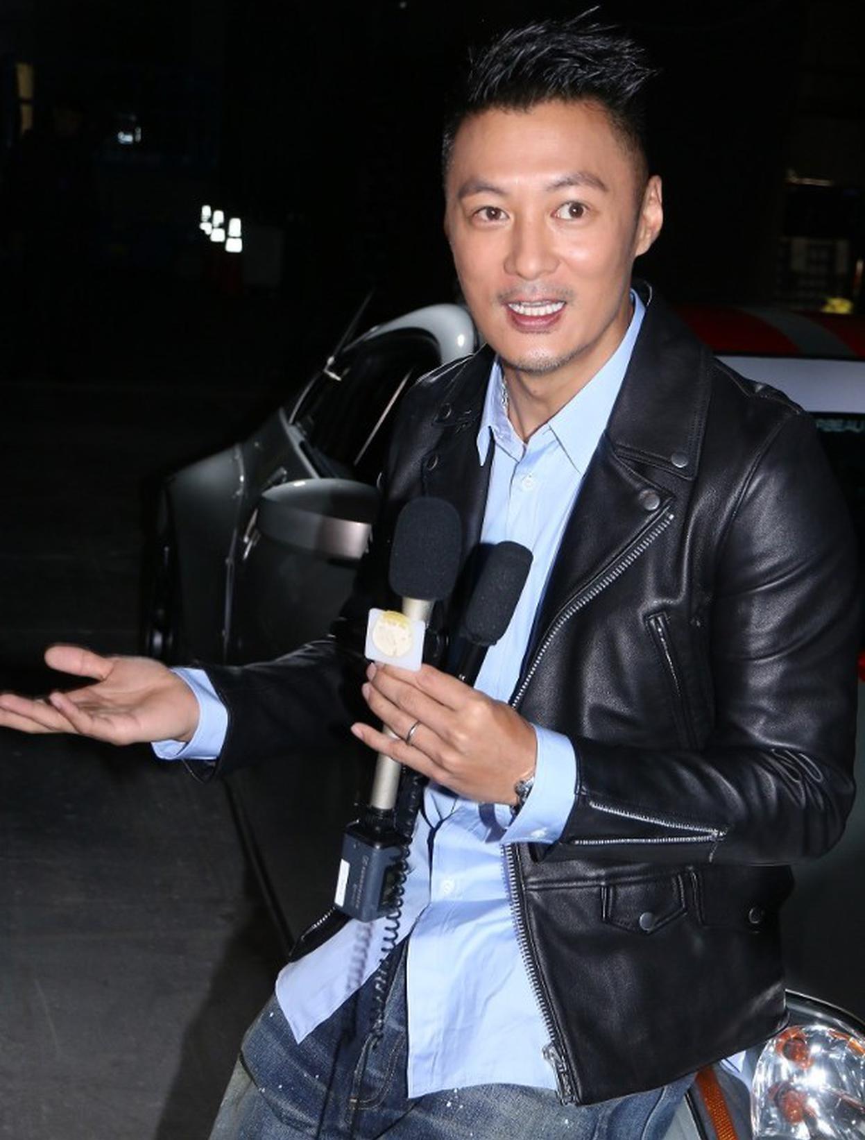 天生喜欢速度感 余文乐开跑车玩漂移帅气现身