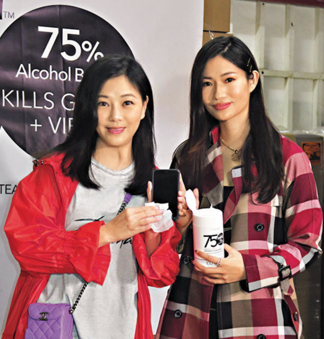 刘小慧(左)和黎晓灵(右)合力引入以色列出产的医疗级消毒产品