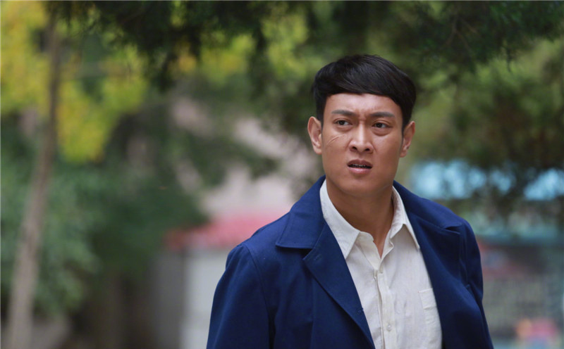 青工王天柱对林秋雯满心爱意却羞于表白,他抱不平打伤了史云生获罪