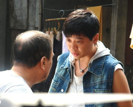 幕后花絮电视剧《永不回头》拍摄现场,一个男演员与李保田演对手戏,不