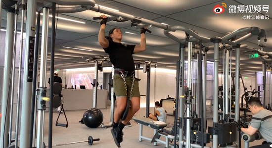 杜江吊铁饼做引体向上 霍思燕看后问练的是哪儿
