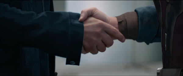 《复仇者联盟4：终局之战》最新预告中钢铁侠和美国队长握手言和