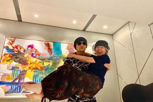 周杰伦公主抱叶惠美 妈妈光脚搂儿子笑容豪爽