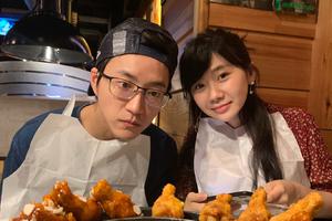 福原爱江宏杰撇孩子享受美食 烤肉+炸鸡大快朵颐