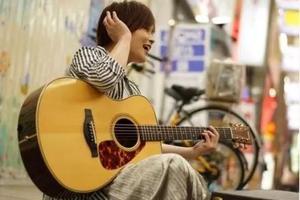 女歌手yui路边开唱为家庭放弃事业 手机新浪网 女歌手yui路边开唱为家庭放弃事业 手机新浪网