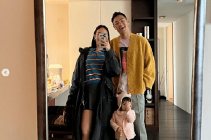 杨祐宁老婆首晒二胎孕肚照 全家对镜合影很温馨