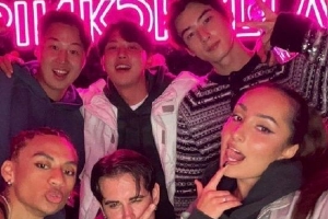 车银优参加BLACKPINK派对 歪头比剪刀手合影可爱封面图