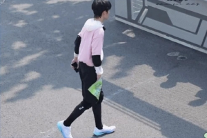 心疼！张真源录制综艺时受伤 崴脚走路视频曝光封面图