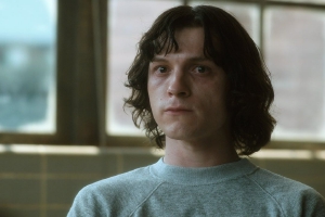 《拥挤的房间》发布预告 汤姆·霍兰德挑战多人格封面图