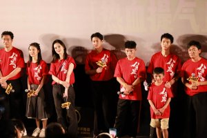 王宝强现身新片首映 现场调侃要把金扫帚奖还回去封面图