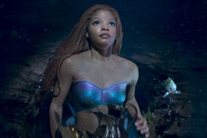 《小美人鱼》发布新片段 爱丽儿唱歌唤醒王子封面图