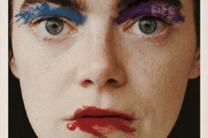 《可怜的东西》曝光海报 奇幻融合现实主义封面图