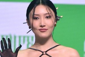 韩星华莎被举报淫秽演出 在学校演出做大尺度动作封面图