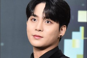 韩团ATEEZ崔钟浩脚腕伤势加重 将暂停活动休养封面图