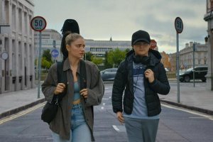 《弗洛拉和儿子》发布预告 音乐和人生交织封面图