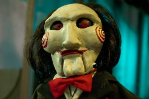 《电锯惊魂10》发预告 探索竖锯黑暗起源封面图