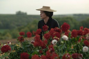 《凯歌香槟》发布剧照 海莉·贝内特歌颂传奇封面图