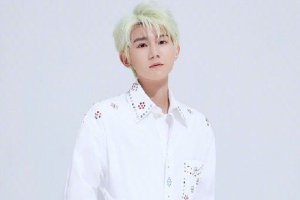 王源称今天正式开始上课 给粉丝分享美丽月色封面图