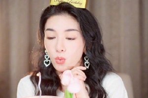 黄奕晒庆生美照 用46个字总结自己的46岁封面图