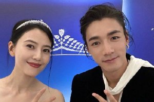 高颜值姐弟！此沙晒与高圆圆同框比耶合影封面图