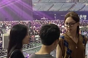 BLACKPINK首尔安可演唱会 TWICE成员前往观看封面图