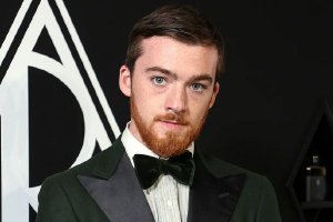 《亢奋》演员安格斯克劳德死因公布:用药过量中毒封面图