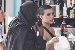 外媒称侃爷夫妇威尼斯蒙面穿搭或违法 将面临调查封面图