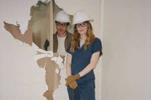 艾玛·斯通新剧《诅咒》发剧照 萨弗迪兄弟打造封面图