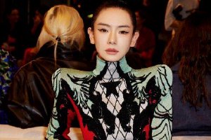 戚薇回应锐角肩造型争议：这是很有记忆点的设计封面图