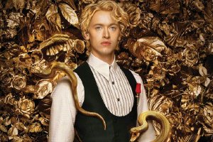 《饥饿游戏：鸣鸟与蛇之歌》发海报 战火重燃封面图