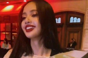 秀恩爱？网曝Lisa疯马秀表演时扔丝巾给lv三公子封面图