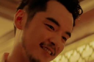 金世佳被孩子求抱视频曝光 点头承认是自己孩子封面图