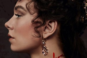 《拿破仑》发布特辑 凡妮莎·柯比饰演约瑟芬封面图