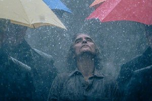 《小丑2》发布新剧照 亚瑟雨中孤身独行封面图