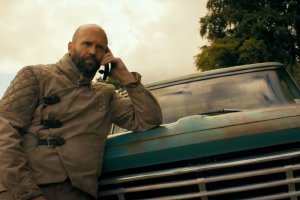 《养蜂人》发布新剧照 前特工重操旧业封面图