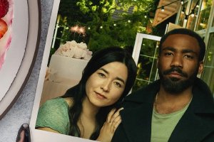 剧版《史密斯夫妇》发布海报 狠角色夫妻出动封面图