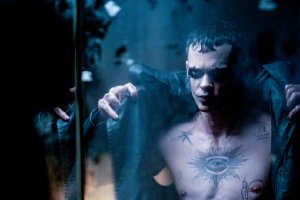 《乌鸦》新版电影定档 比尔·斯卡斯加德主演封面图