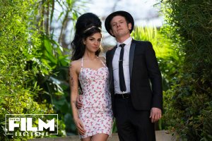 《重返黑色》发布新剧照 艾米·怀恩豪斯留影封面图