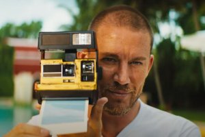 《眨眼两次》发布预告 佐伊·克拉维茨导演首秀封面图