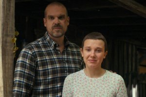 《怪奇物语》父女档合作新剧 片场霸凌事件翻篇