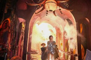 古い屋内空間の奥に人物が立つ『ナルニア国物語』の場面写真。