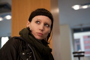 短い黒髪にピアスをした女性のクローズアップ写真。