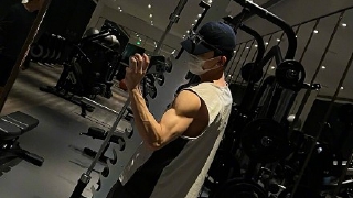 白敬亭晒健身房对镜自拍